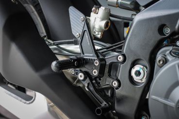 Preview: MG BIKETEC Sportfussrastenanlage / Rastenanlage / Fußrastenanlage mit ABE, gültig in D - A - CH für  Aprilia RSV4 / Factory ab 2025