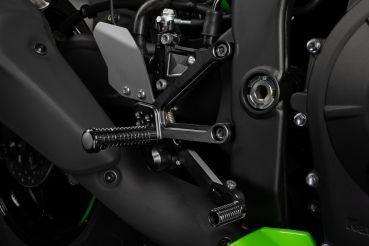 Fußrastenanlage FXR schwarz für Kawasaki ZX-4RR ab Baujahr 2023