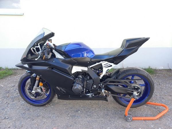 Yamaha YZF R9/25 -   Motocarbons Verkleidungs -Satz  GFK- Renn-Verkleidung mit Kühlleitblech und Tankabdeckung