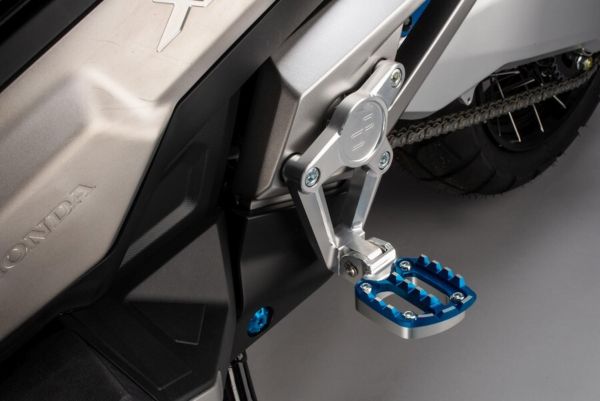 Lightech Fußrasten mit klappbaren Rasten Honda X-ADV 750 2017-2020, schwarz, blau oder rot