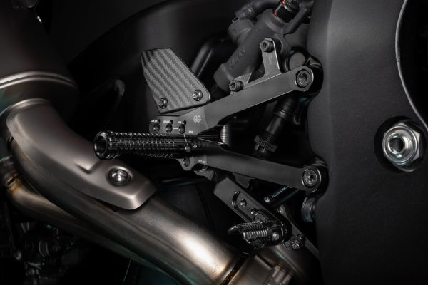 Gilles FXR2 - Fussrastenanlage schwarz für Honda CBR 1000 RR-R SC82 (2023 - ) und Honda CBR 1000 RR-R SP SC82 (2020 - )  Nur Rennsport!