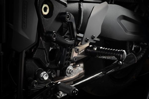 GILLES AS31GT3 Fußrastenanlage schwarz AS31GT3-S13-B für Suzuki GSX-8S 2023- / GSX-8R 2024-