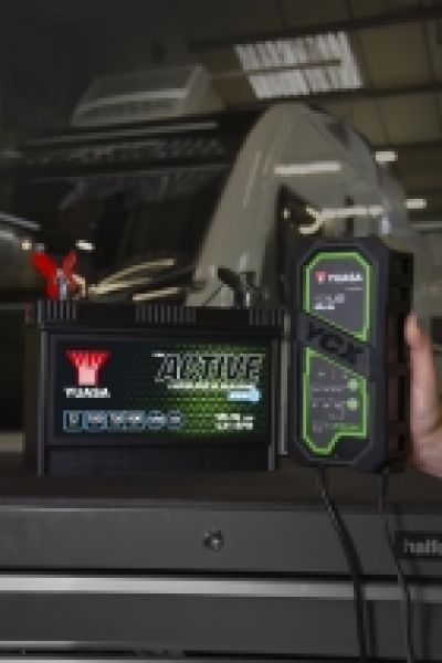 Yuasa Motorcycle Smart Charger YCX12L - Batterieladegerät